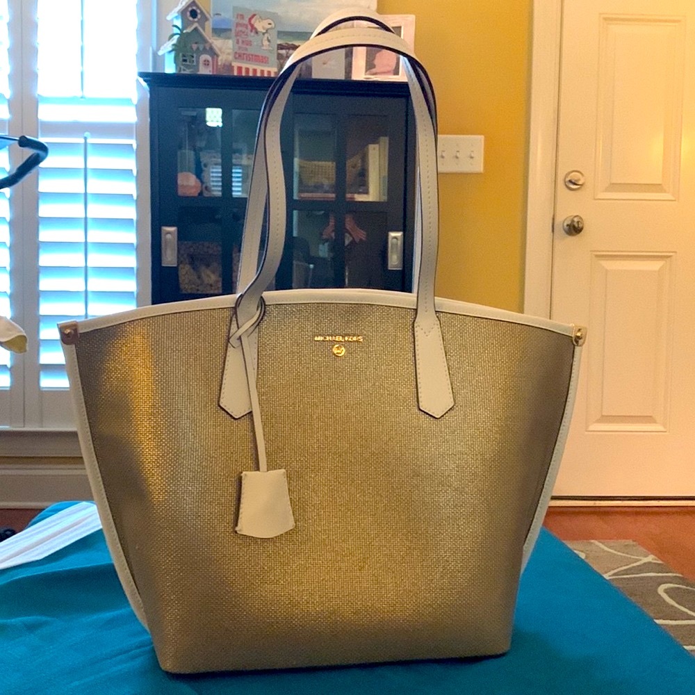 BUY ME!!!⭐️NWT, GORGEOUS MICHAEL KORS TOTE⭐️PRICED TO SELL ‼️